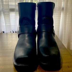 Slightly used zipper Dingos